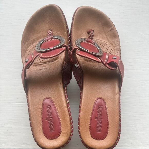 Red/Brown Leather Minnitoka Sandals Size 9 EUC - Picture 1 of 4